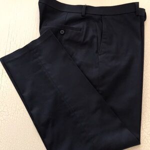 HAGGAR Men’s Iron Free Premium Khaki. Size 36/30.